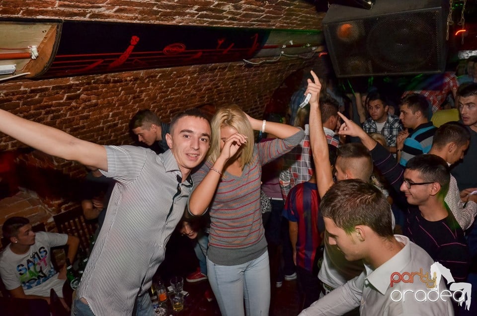 Petrecerile din Escape continuă cu Caveman, 