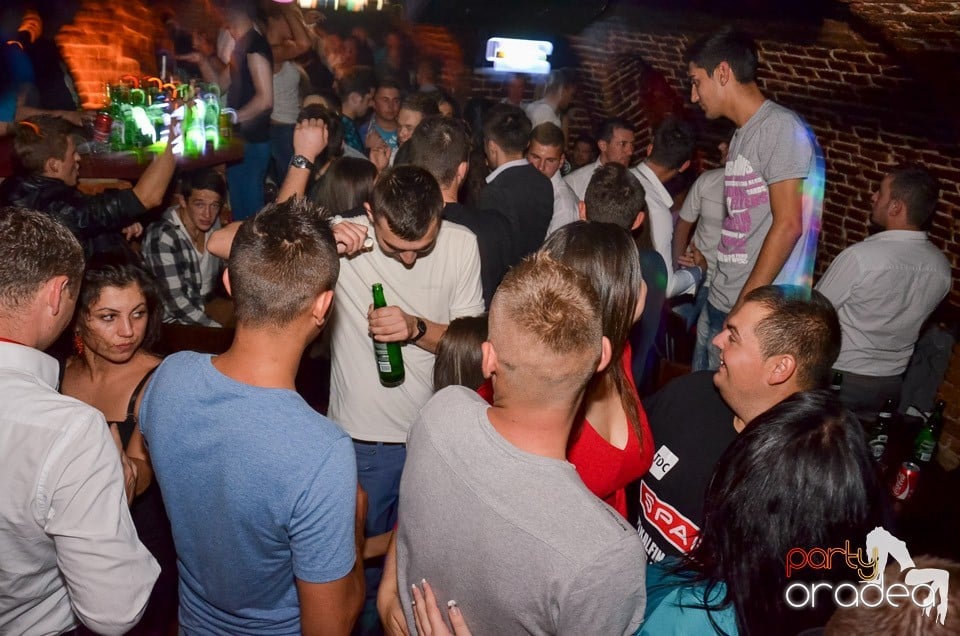 Petrecerile din Escape continuă cu Caveman, 