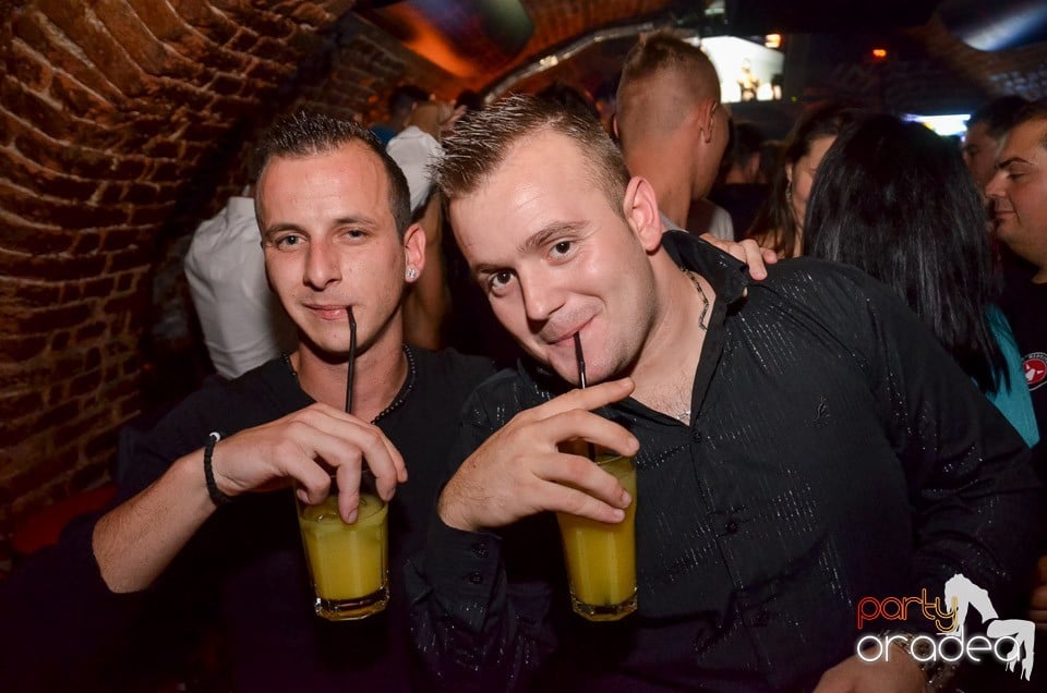 Petrecerile din Escape continuă cu Caveman, 