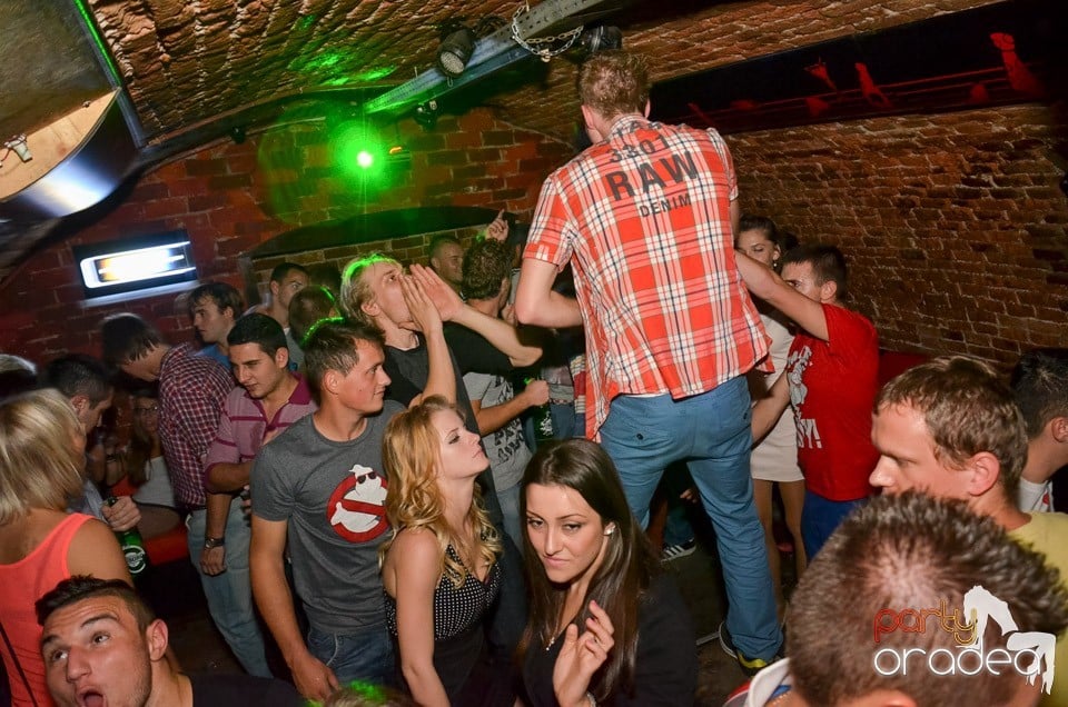 Petrecerile din Escape continuă cu Caveman, 