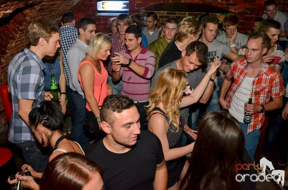 Petrecerile din Escape continuă cu Caveman, 