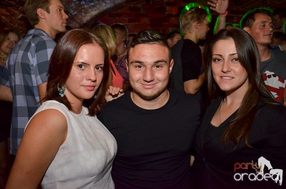 Petrecerile din Escape continuă cu Caveman, 