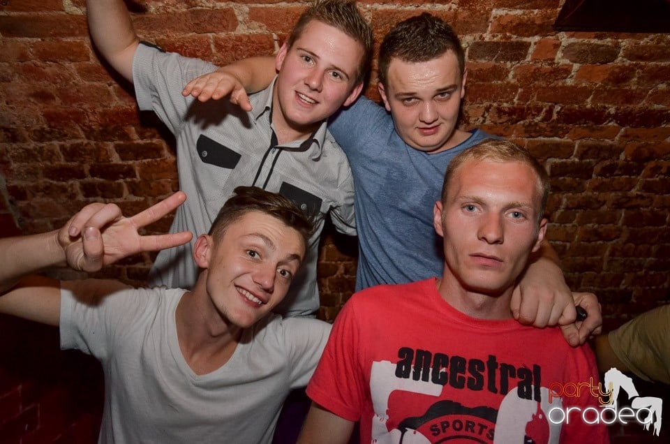 Petrecerile din Escape continuă cu Caveman, 