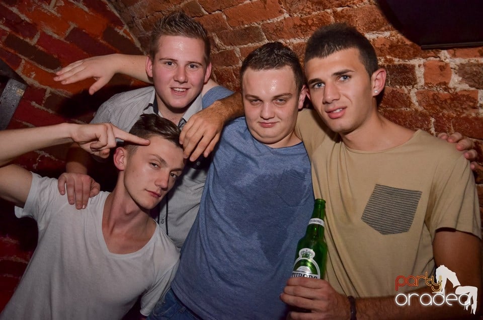 Petrecerile din Escape continuă cu Caveman, 