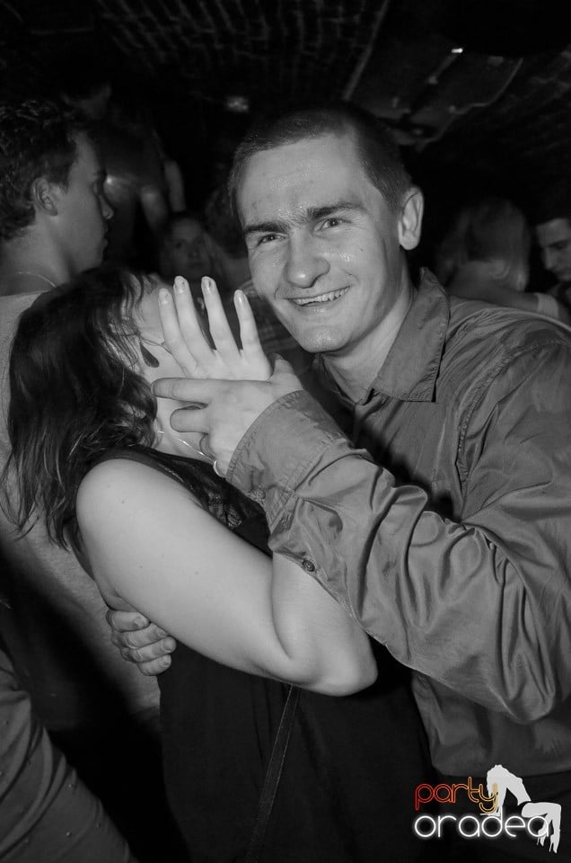 Petrecerile din Escape continuă cu Caveman, 