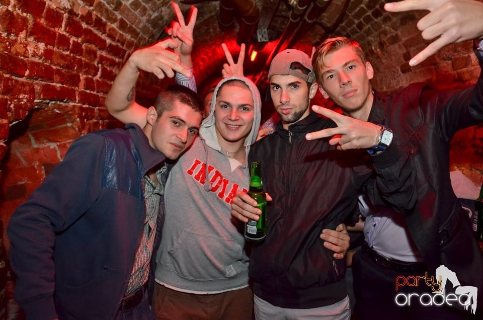 Petrecerile din Escape continuă cu Caveman, 