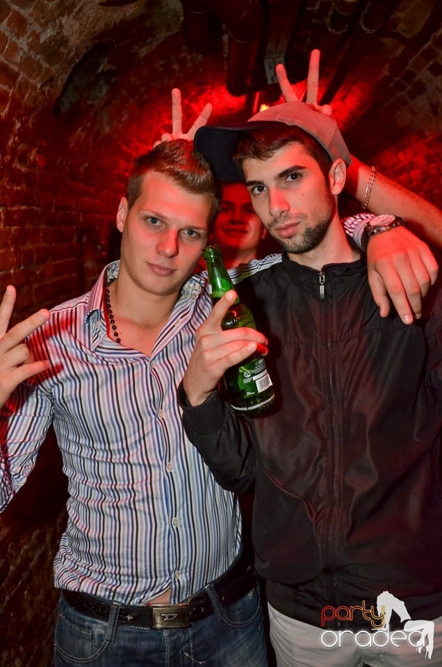 Petrecerile din Escape continuă cu Caveman,