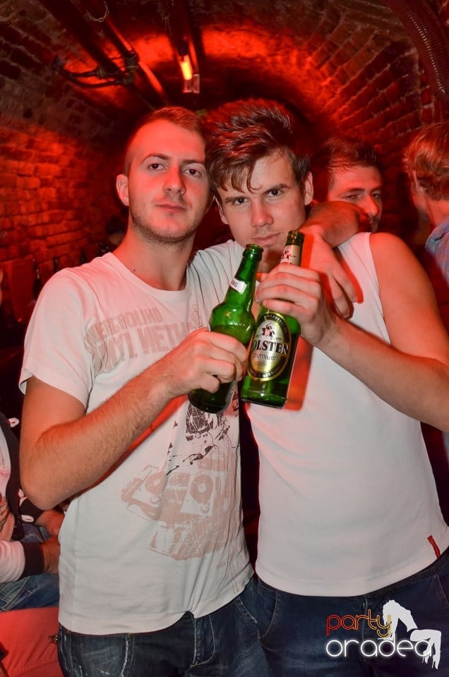 Petrecerile din Escape continuă cu Caveman, 