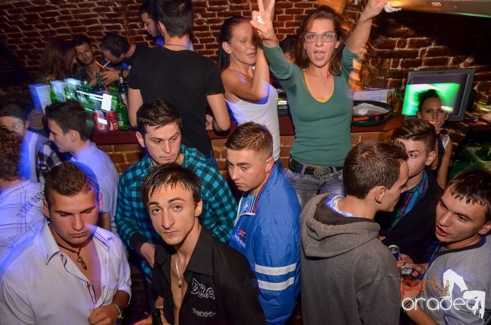 Petrecerile din Escape continuă cu Caveman, 