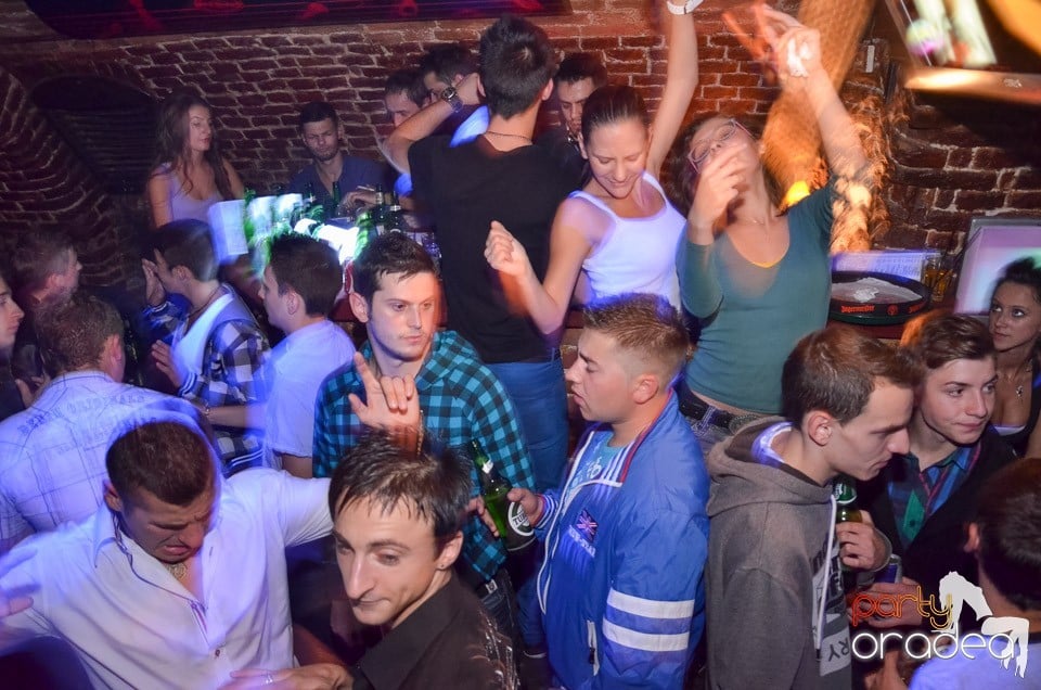 Petrecerile din Escape continuă cu Caveman, 