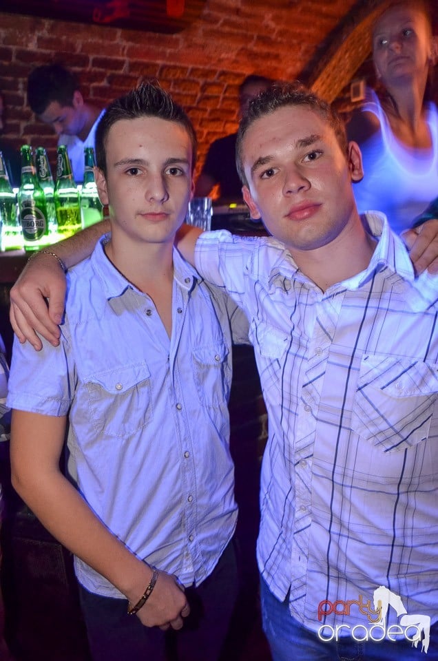 Petrecerile din Escape continuă cu Caveman, 