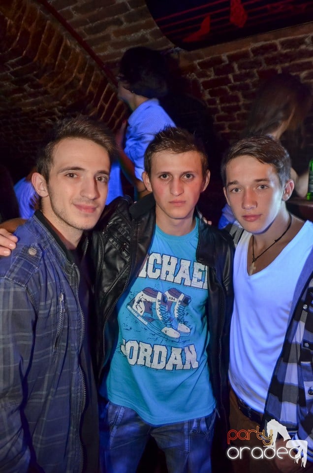 Petrecerile din Escape continuă cu Caveman, 