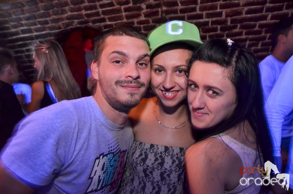 Petrecerile din Escape continuă cu Caveman, 