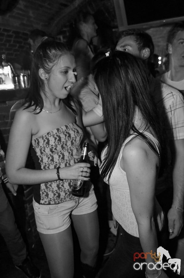 Petrecerile din Escape continuă cu Caveman, 