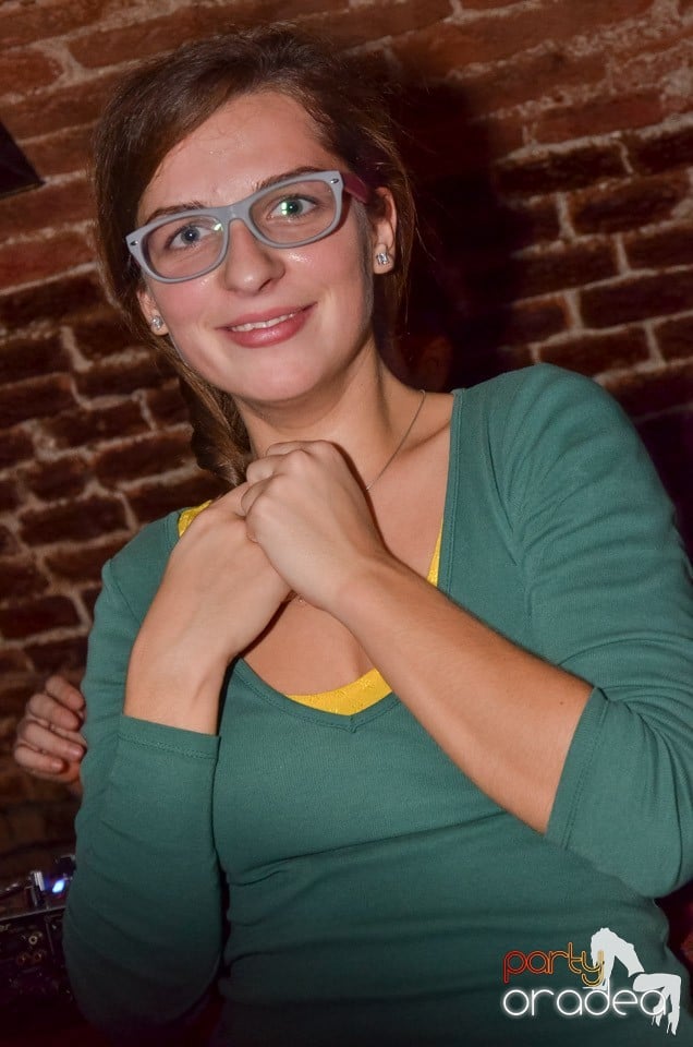 Petrecerile din Escape continuă cu Caveman, 