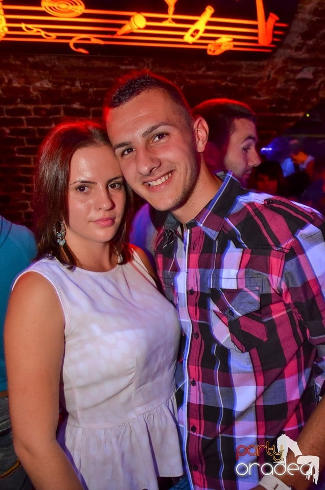 Petrecerile din Escape continuă cu Caveman, 