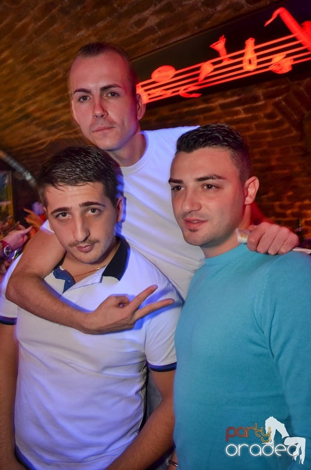 Petrecerile din Escape continuă cu Caveman, 