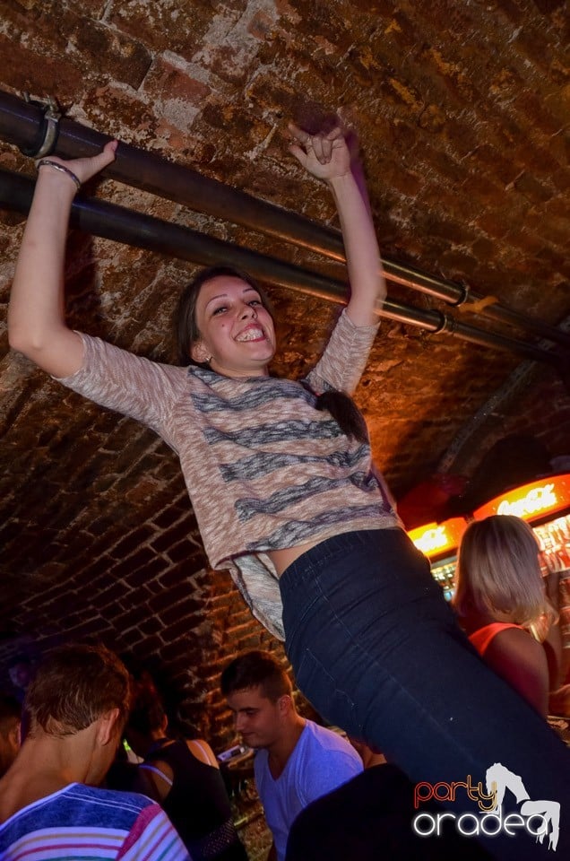 Petrecerile din Escape continuă cu Caveman, 