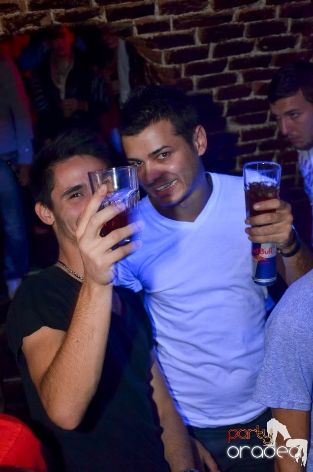 Petrecerile din Escape continuă cu Caveman, 