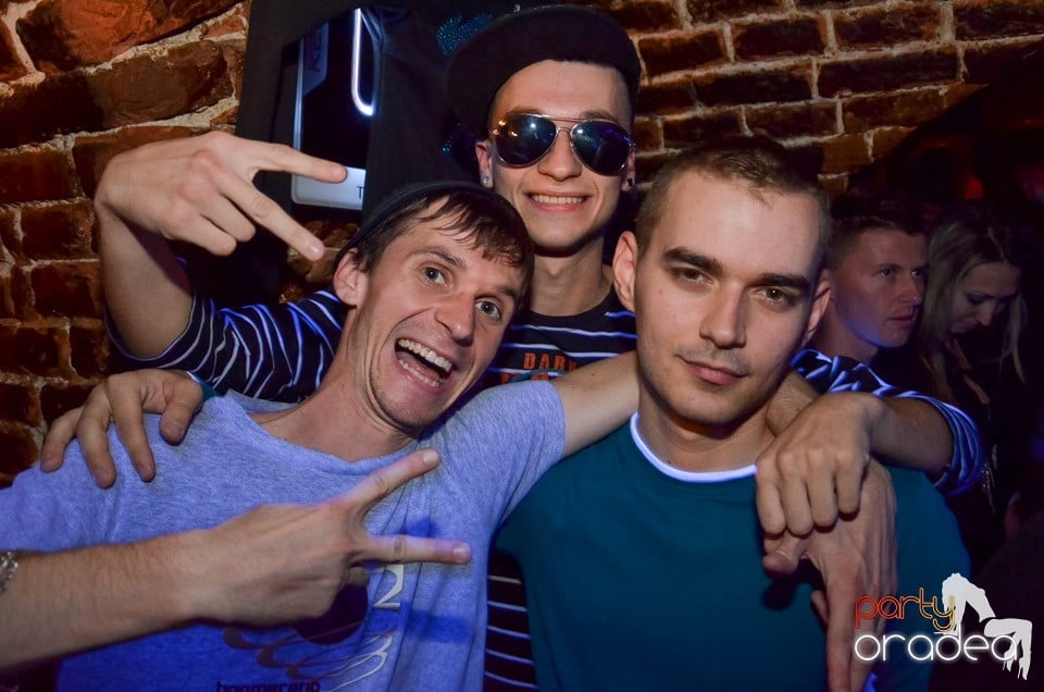 Petrecerile din Escape continuă cu Caveman, 