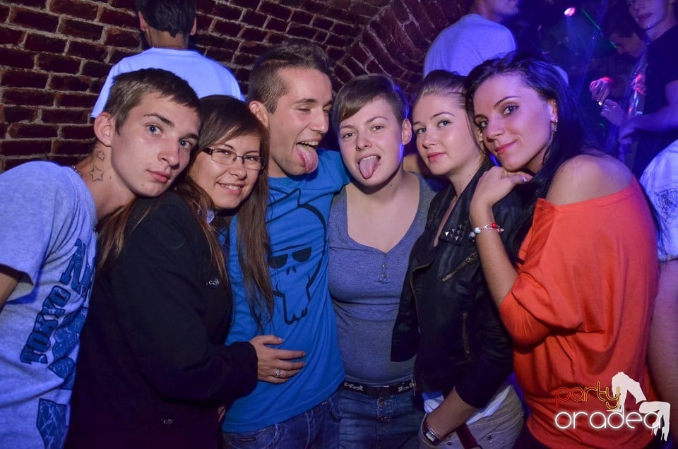 Petrecerile din Escape continuă cu Caveman, 