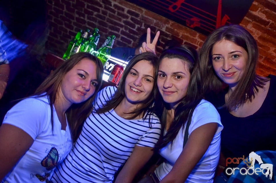 Petrecerile din Escape continuă cu Caveman, 