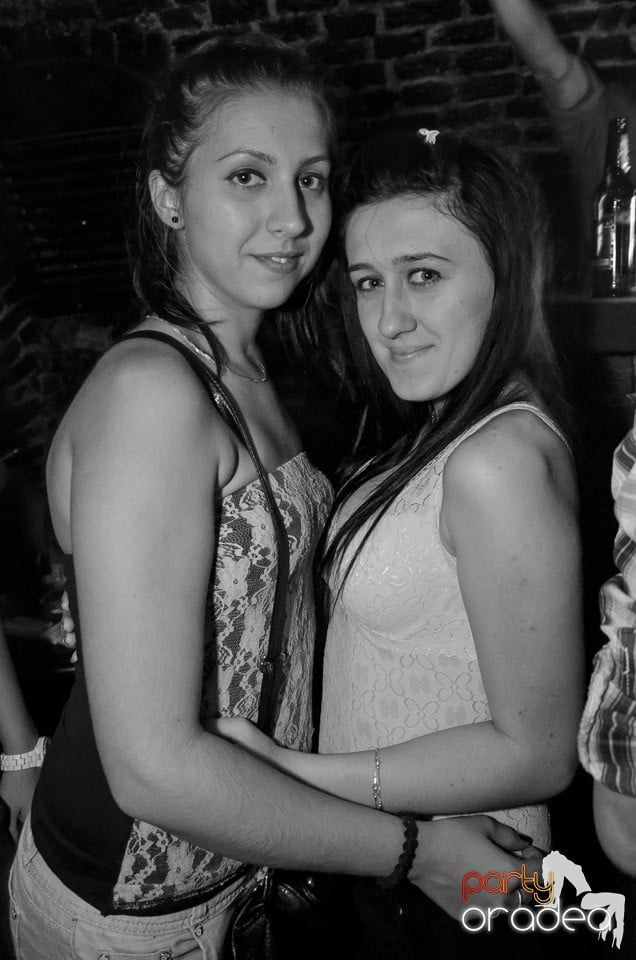 Petrecerile din Escape continuă cu Caveman, 