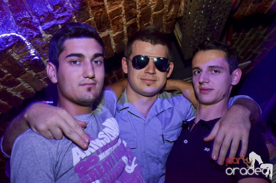 Petrecerile din Escape continuă cu Caveman, 