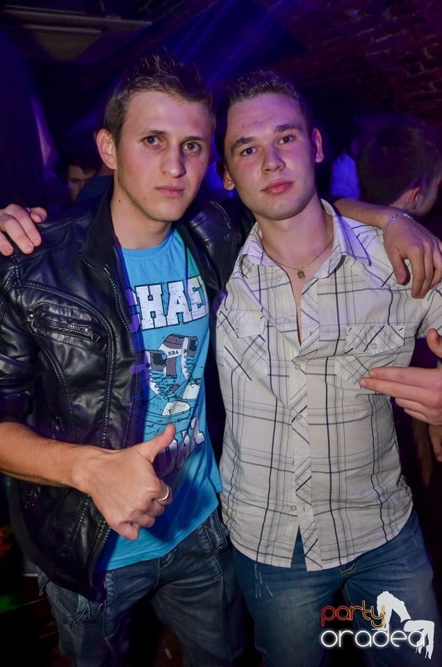 Petrecerile din Escape continuă cu Caveman, 