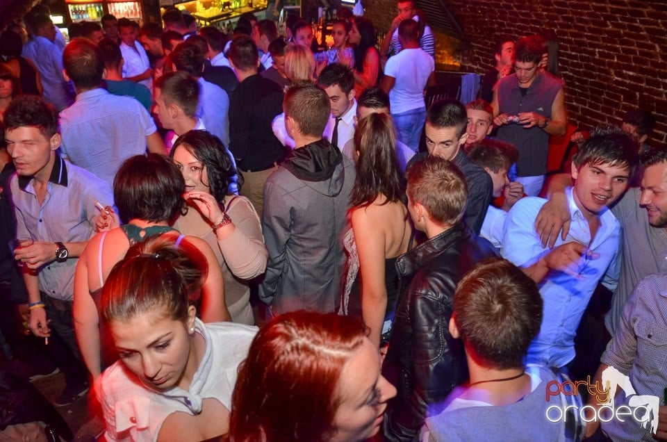 Petrecerile din Escape continuă cu Caveman, 