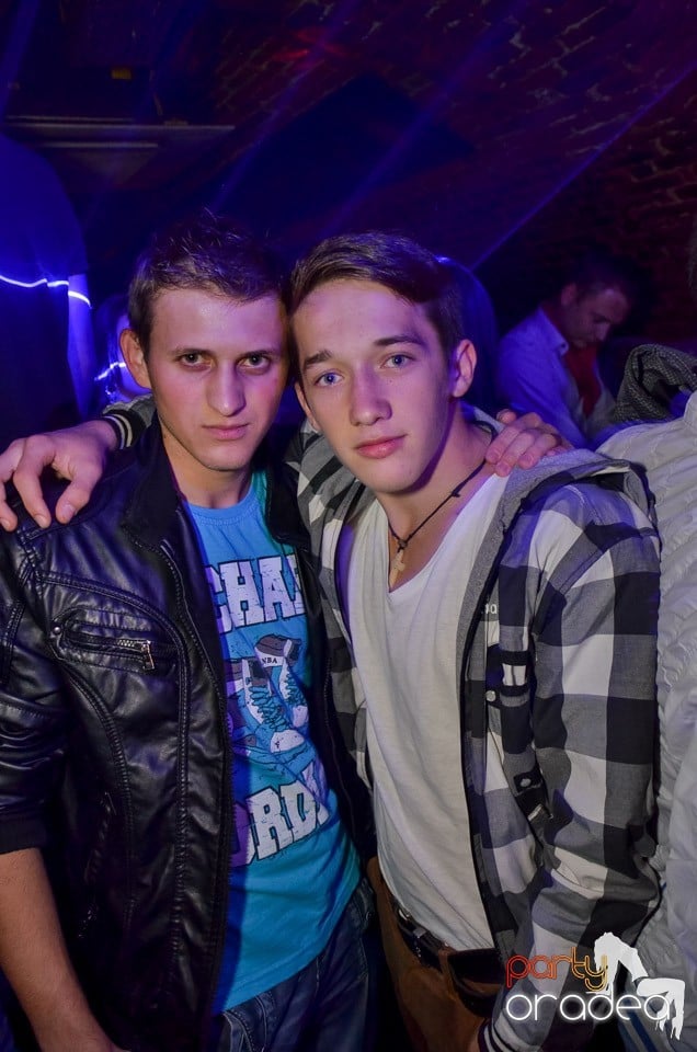 Petrecerile din Escape continuă cu Caveman, 