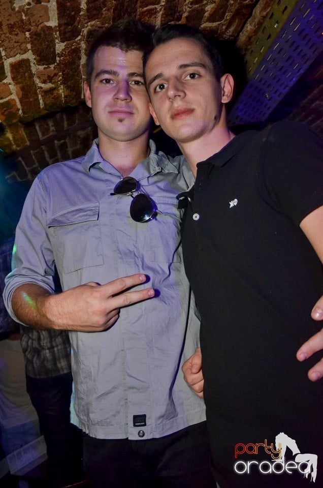 Petrecerile din Escape continuă cu Caveman, 