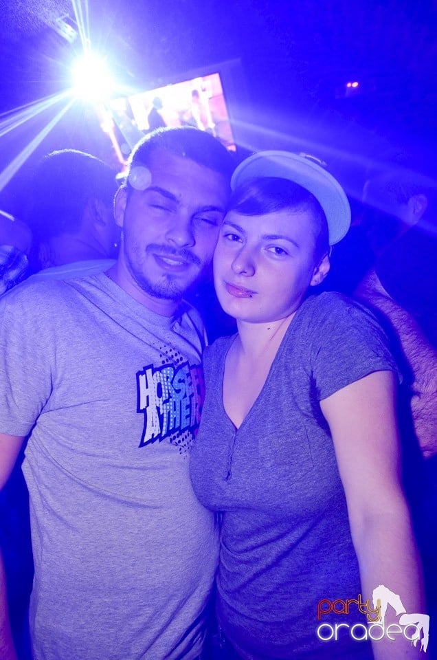 Petrecerile din Escape continuă cu Caveman, 