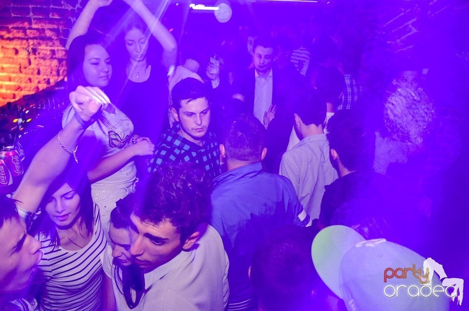 Petrecerile din Escape continuă cu Caveman, 