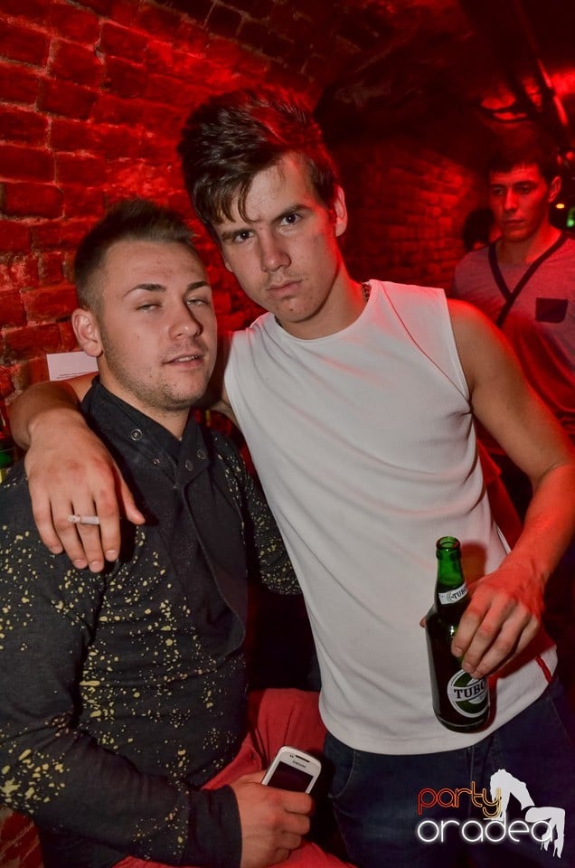 Petrecerile din Escape continuă cu Caveman, 