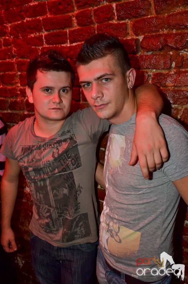 Petrecerile din Escape continuă cu Caveman, 