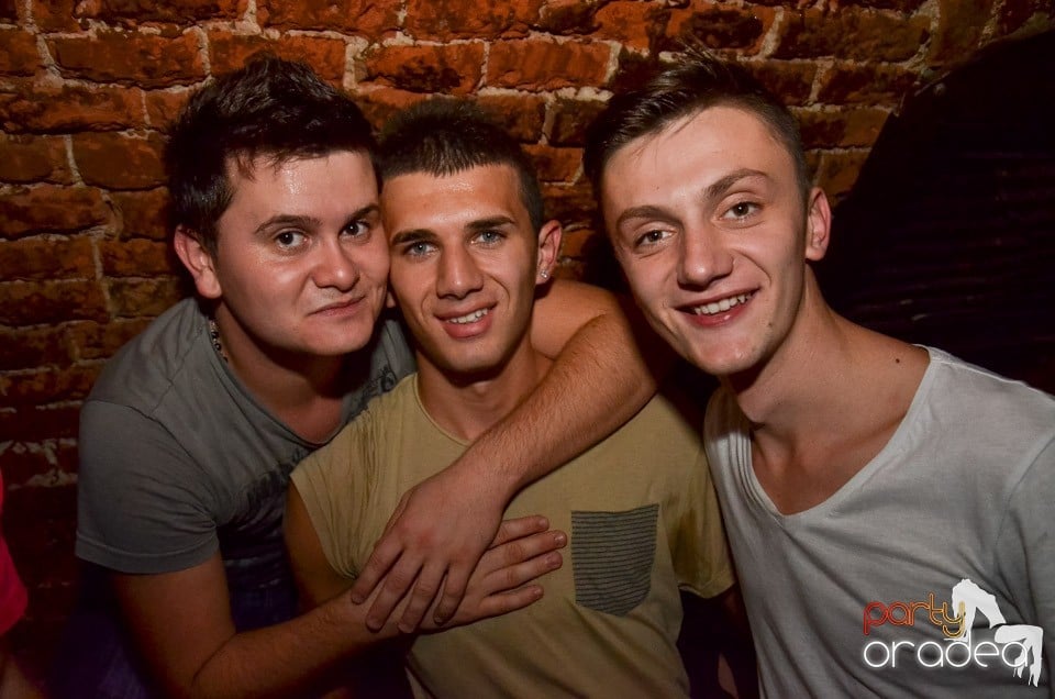 Petrecerile din Escape continuă cu Caveman, 