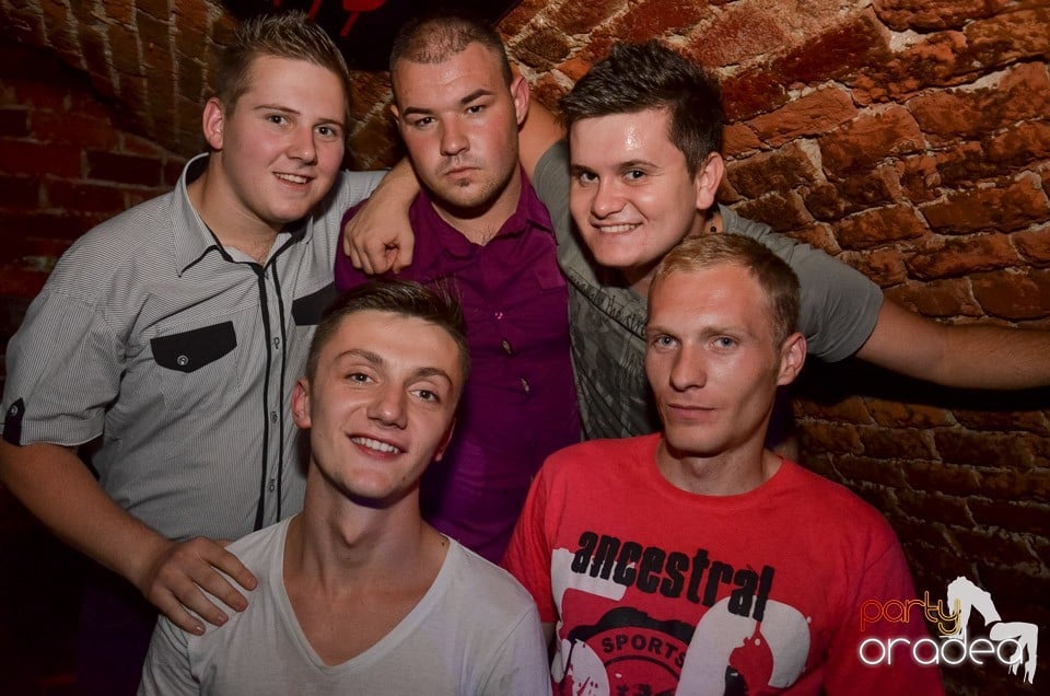 Petrecerile din Escape continuă cu Caveman, 