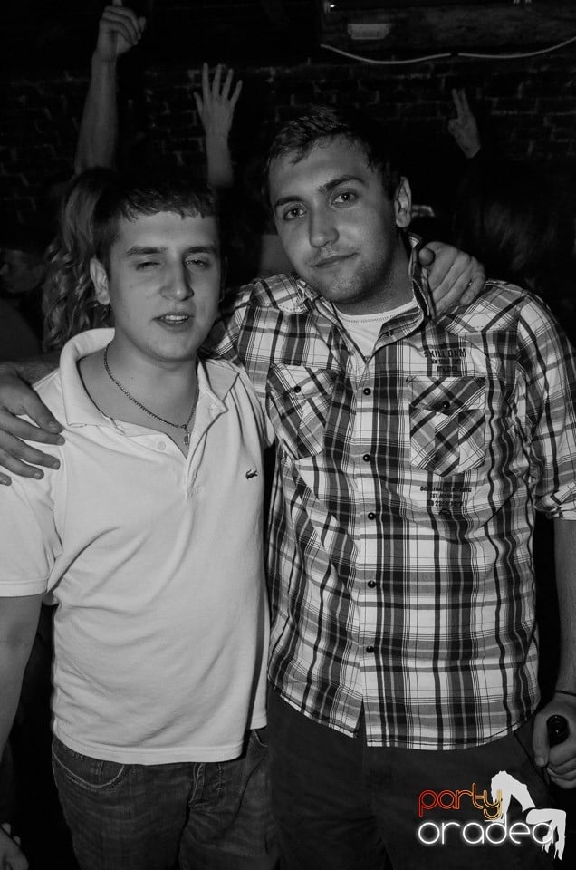 Petrecerile din Escape continuă cu Caveman, 