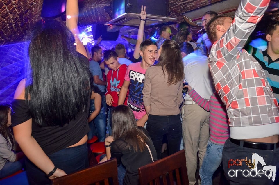 Petrecerile din Escape continuă cu Caveman, 