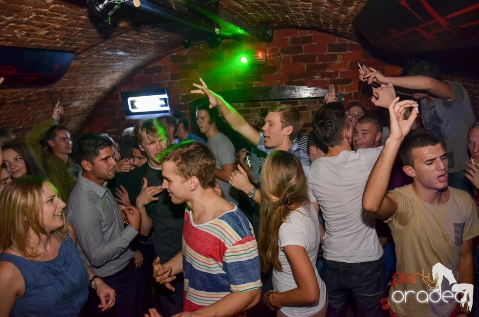 Petrecerile din Escape continuă cu Caveman, 