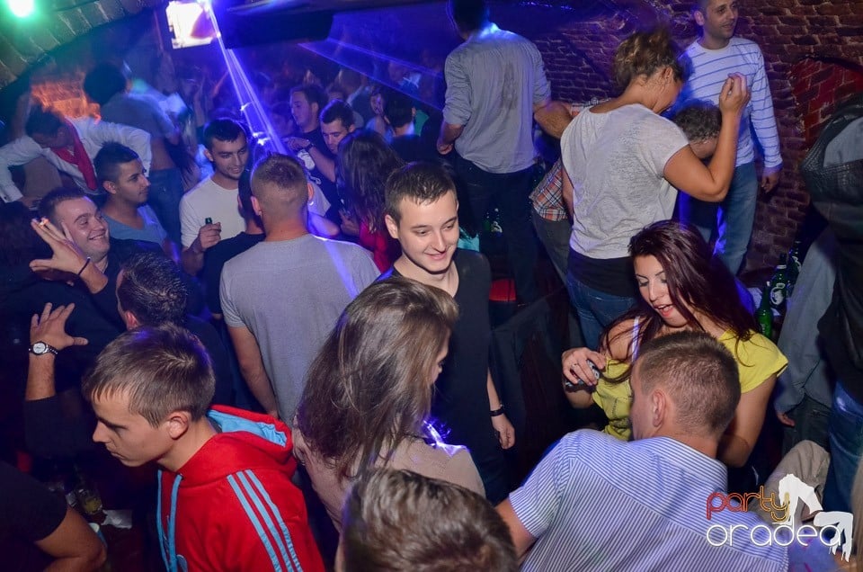 Petrecerile din Escape continuă cu Caveman, 