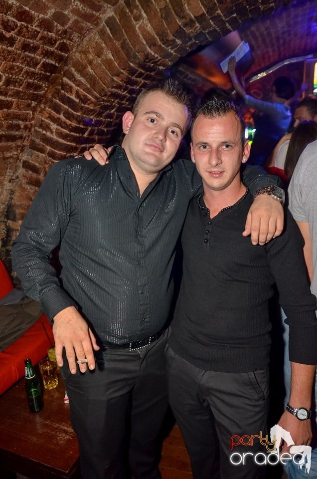 Petrecerile din Escape continuă cu Caveman, 