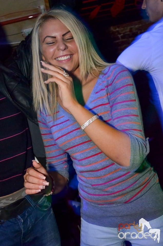 Petrecerile din Escape continuă cu Caveman, 