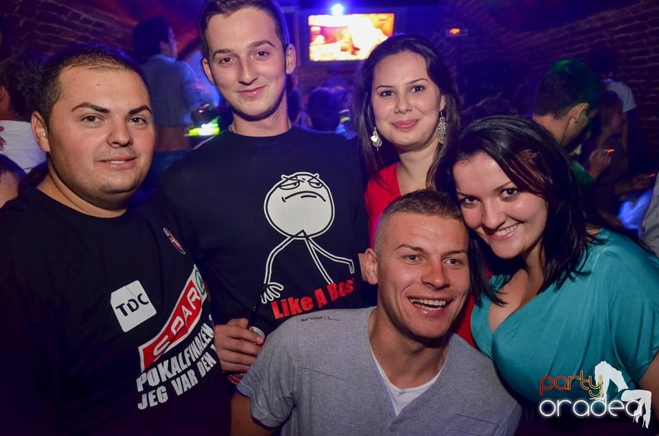 Petrecerile din Escape continuă cu Caveman, 