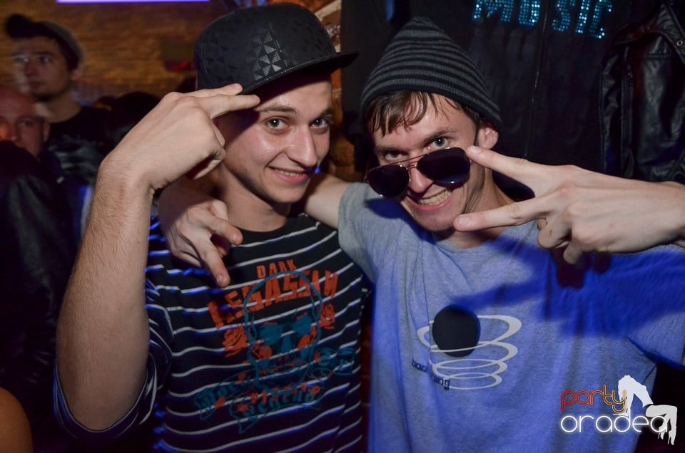 Petrecerile din Escape continuă cu Caveman, 