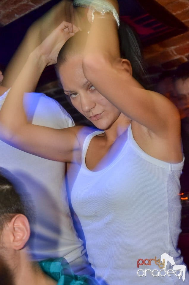 Petrecerile din Escape continuă cu Caveman, 