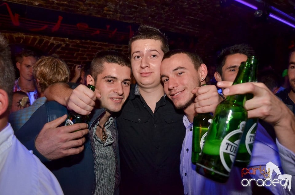 Petrecerile din Escape continuă cu Caveman, 