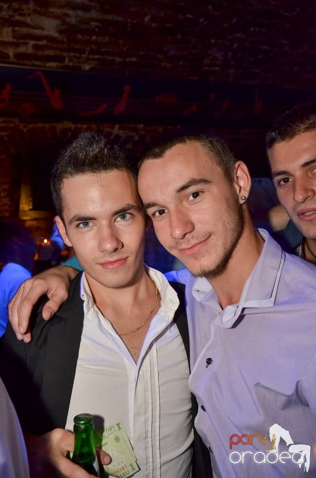 Petrecerile din Escape continuă cu Caveman, 