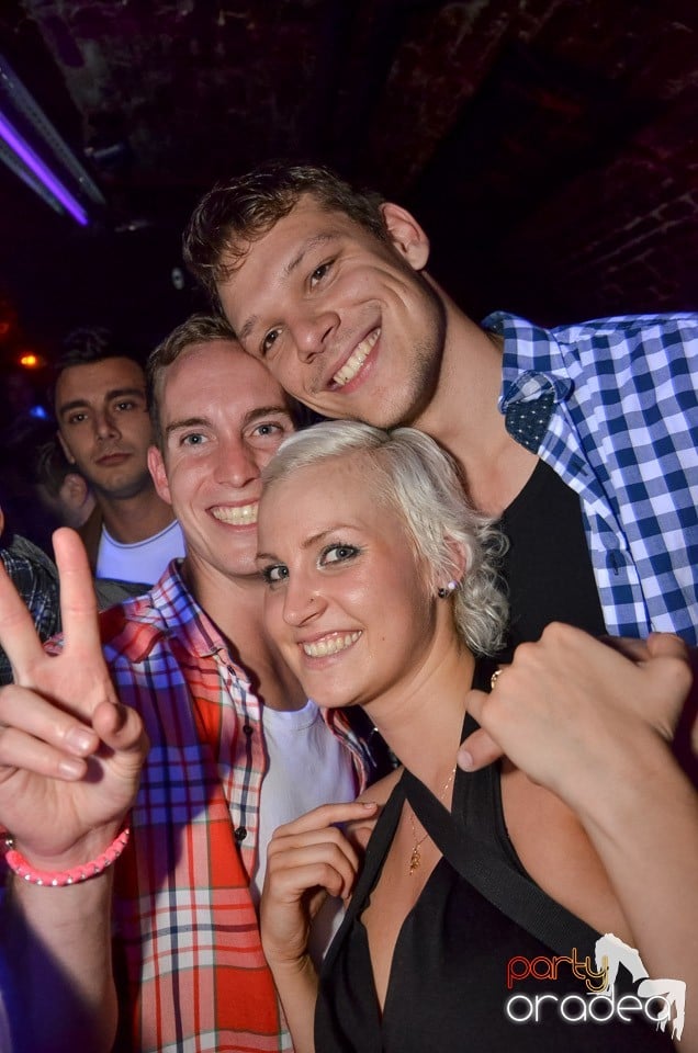 Petrecerile din Escape continuă cu Caveman, 